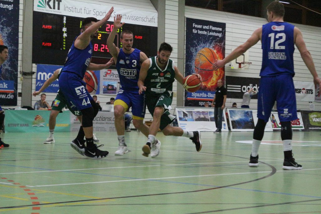 gegenerische Basketballspieler im Spiel