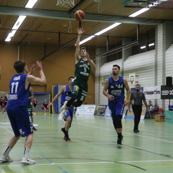 Basketballspieler im Spiel bei Korbwurf