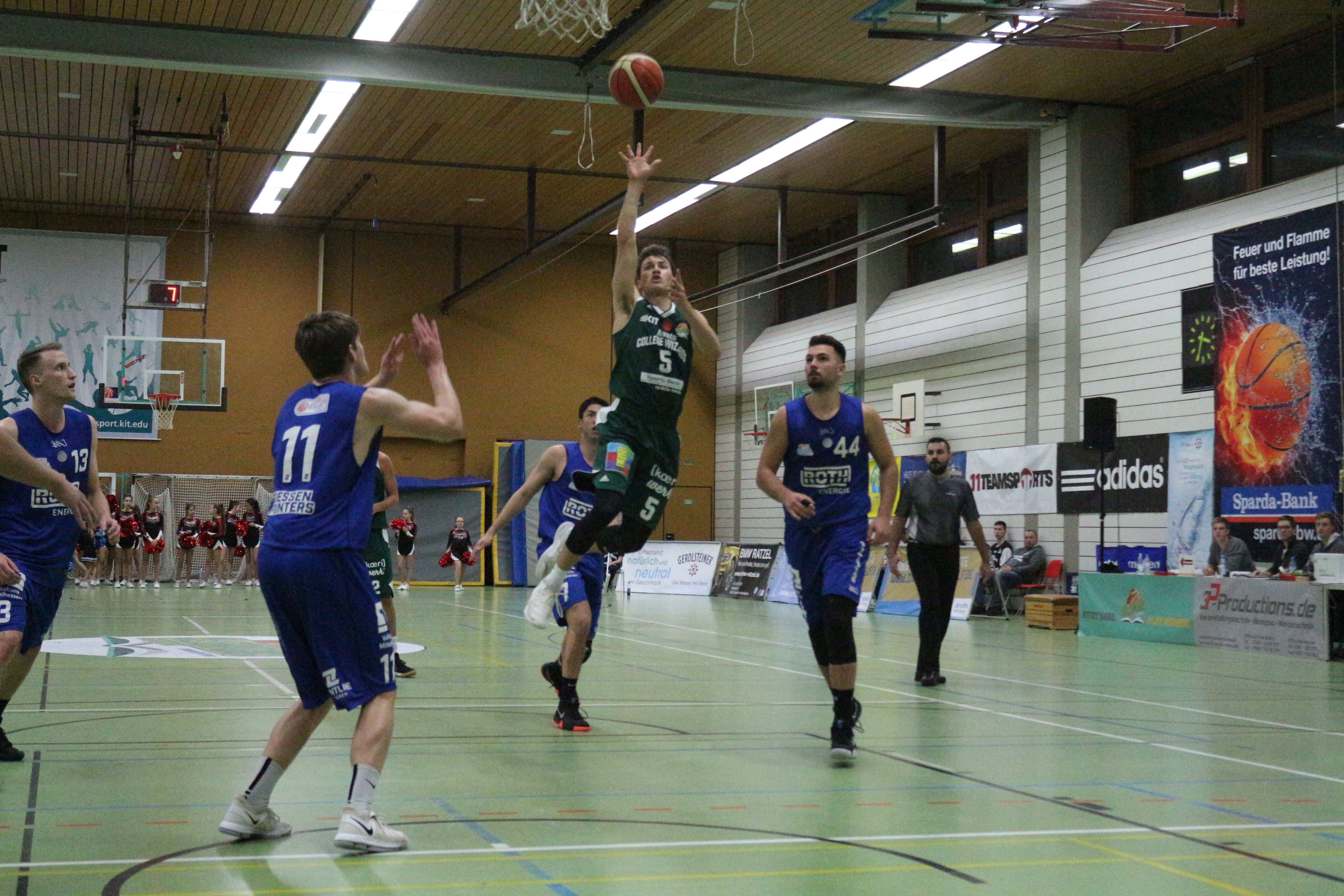 Basketballspieler im Spiel bei Korbwurf