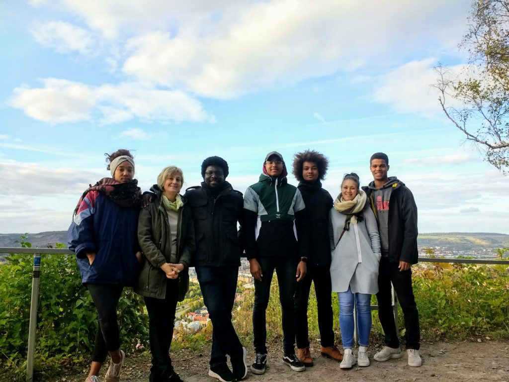 Gruppenbild einer siebenköpfigen Familie