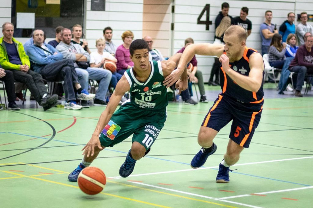 Zwei Basketballer im Spiel