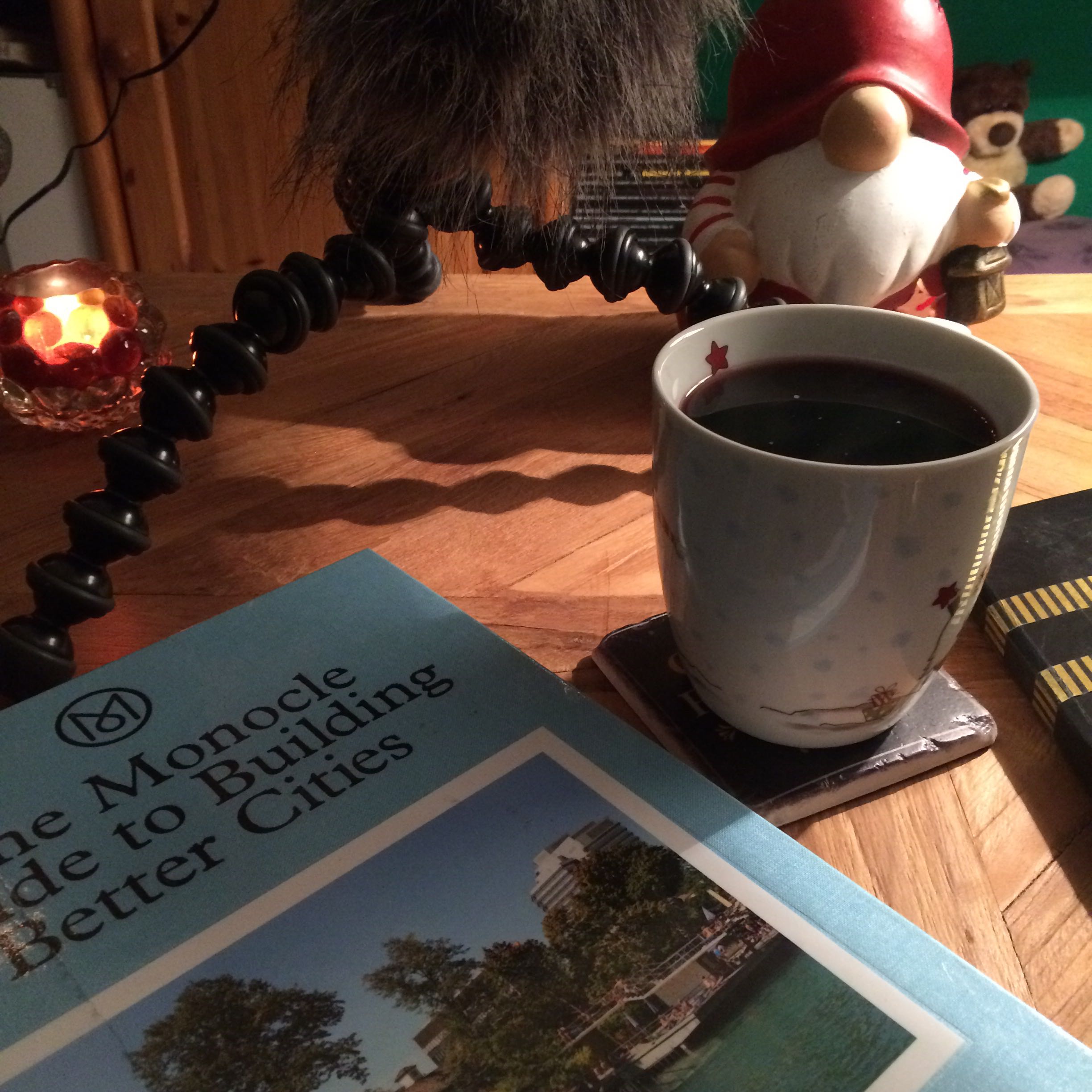 Tasse mit Glühwein und Buch