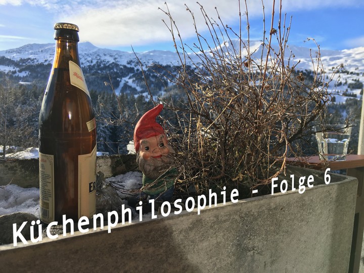 Bierflasche und Gartenzwerg auf einem Balkon im Schnee