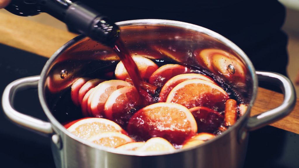 Topf mit Glühwein und Orangenscheiben