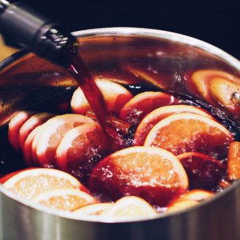 Topf mit Glühwein und Orangenscheiben