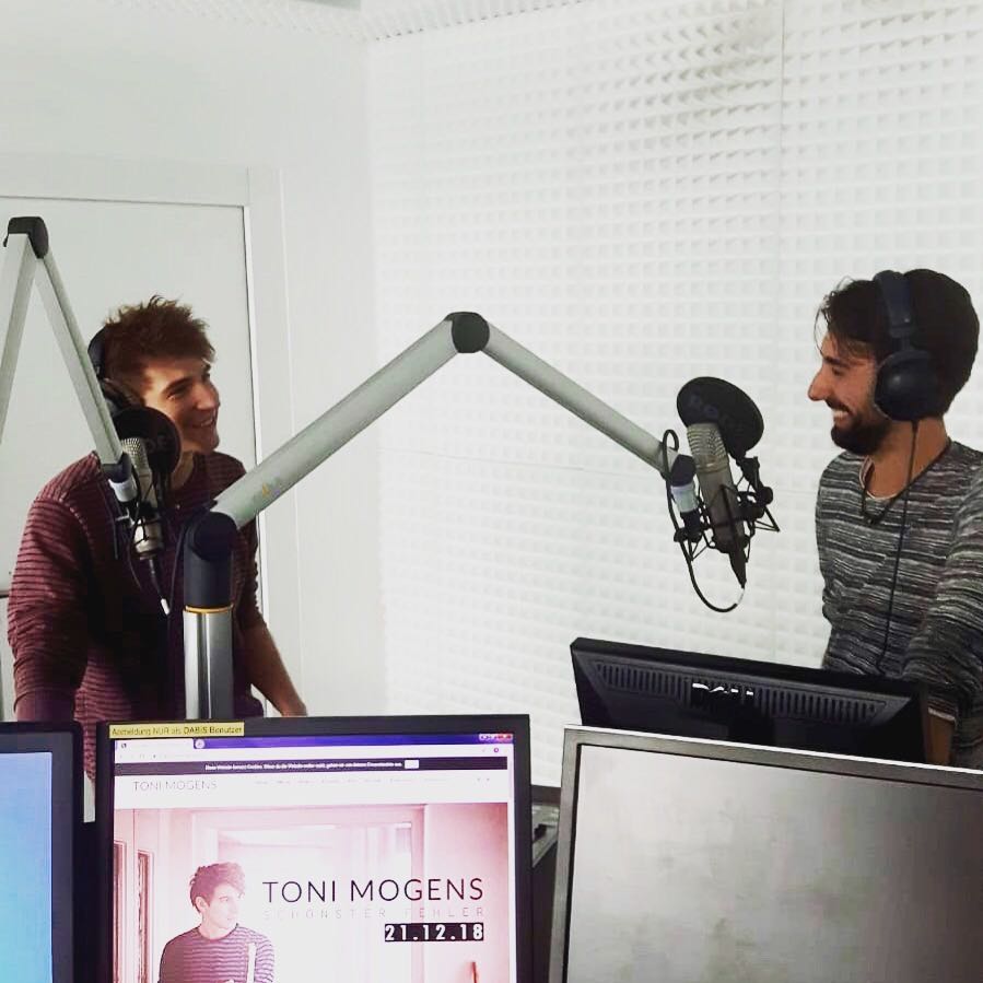 Moderator Josh und Musiker Toni Mogens im Studio