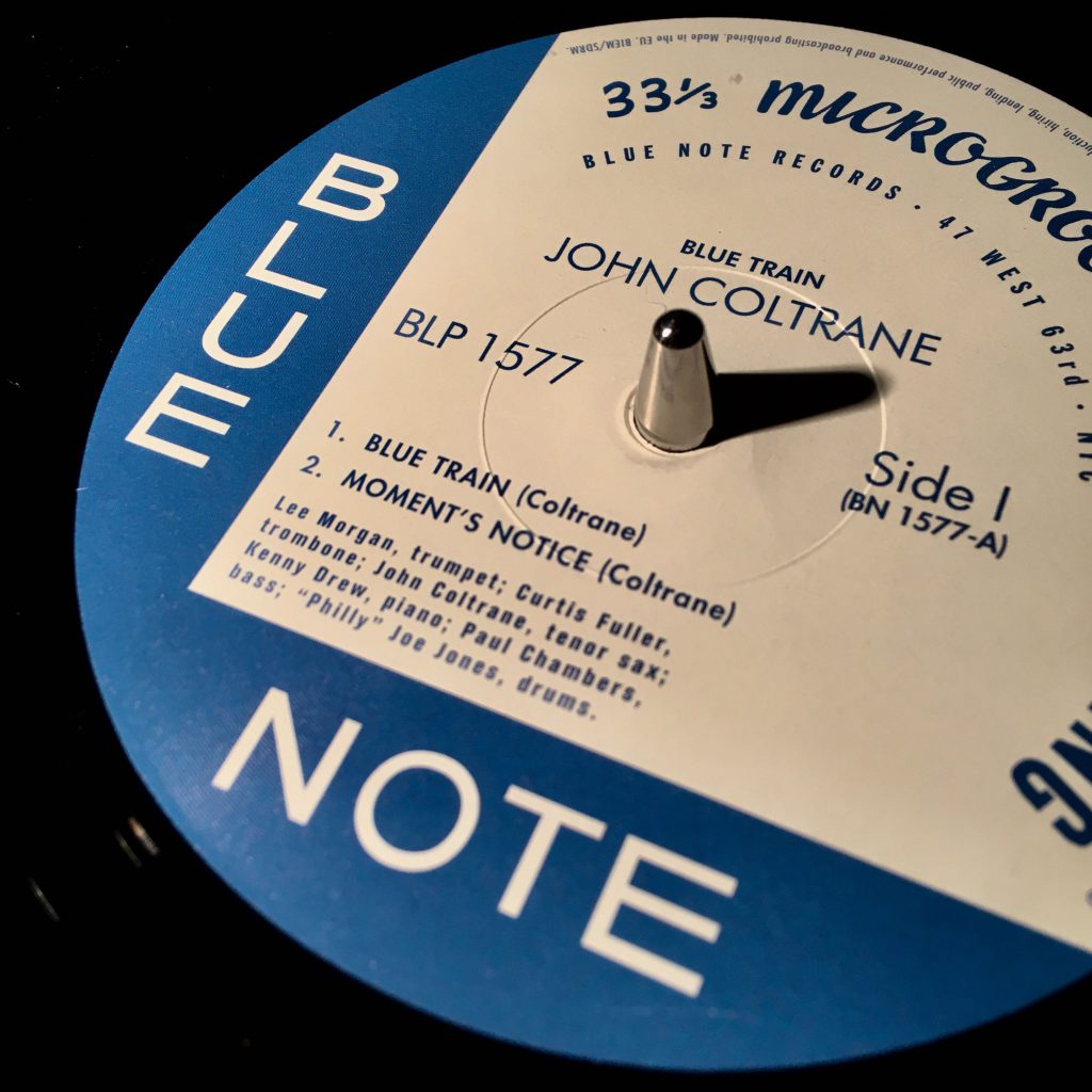 Schallplatte mit Aufschrift "Blue Note"