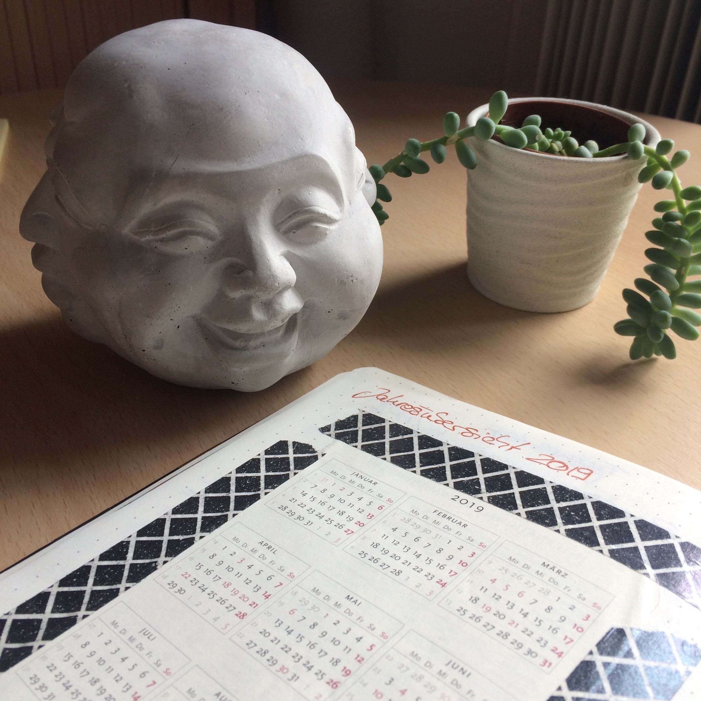 Buddha-Figur neben Kalenderblatt 2019