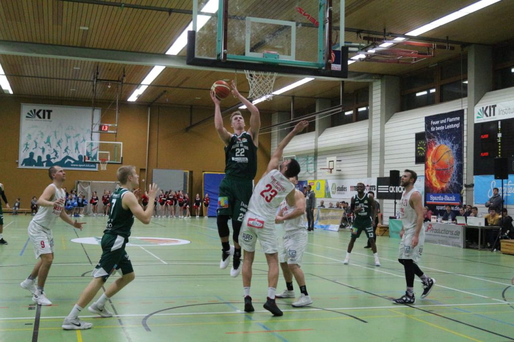 Korbwurf beim Basketballspiel