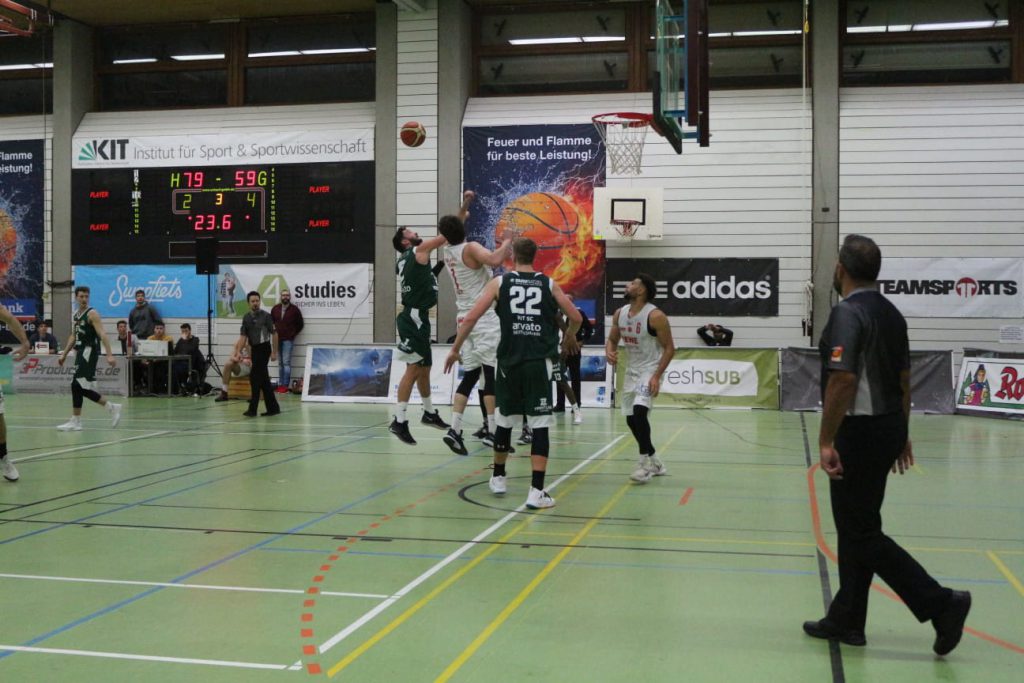 Gegenerische Spieler beim Basketballspiel