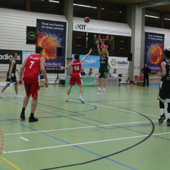 Werfender Basketballspieler im Spiel auf dem Feld