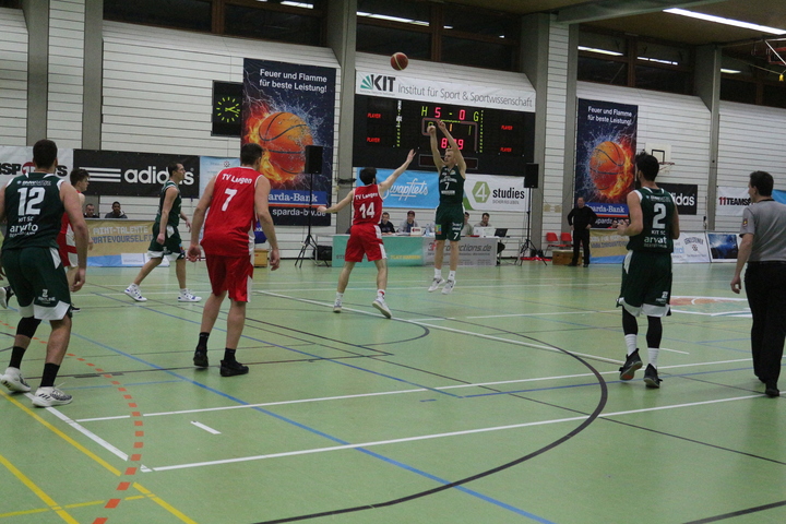 Werfender Basketballspieler im Spiel auf dem Feld