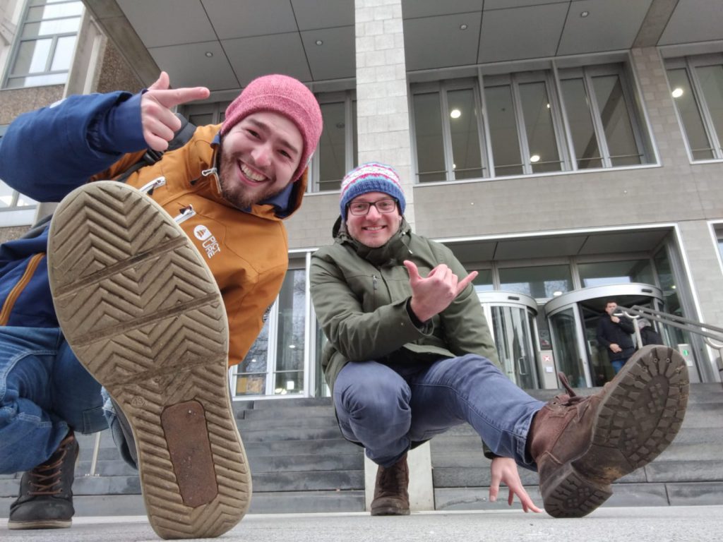 Moderatoren Yannick und Chris vor KIT-Bibliothek