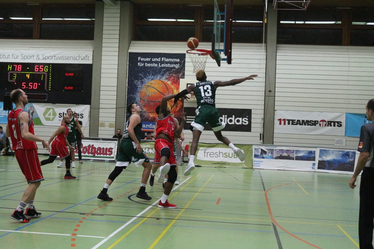 Gegnerische Basketballspieler auf dem Spielfeld in der Halle