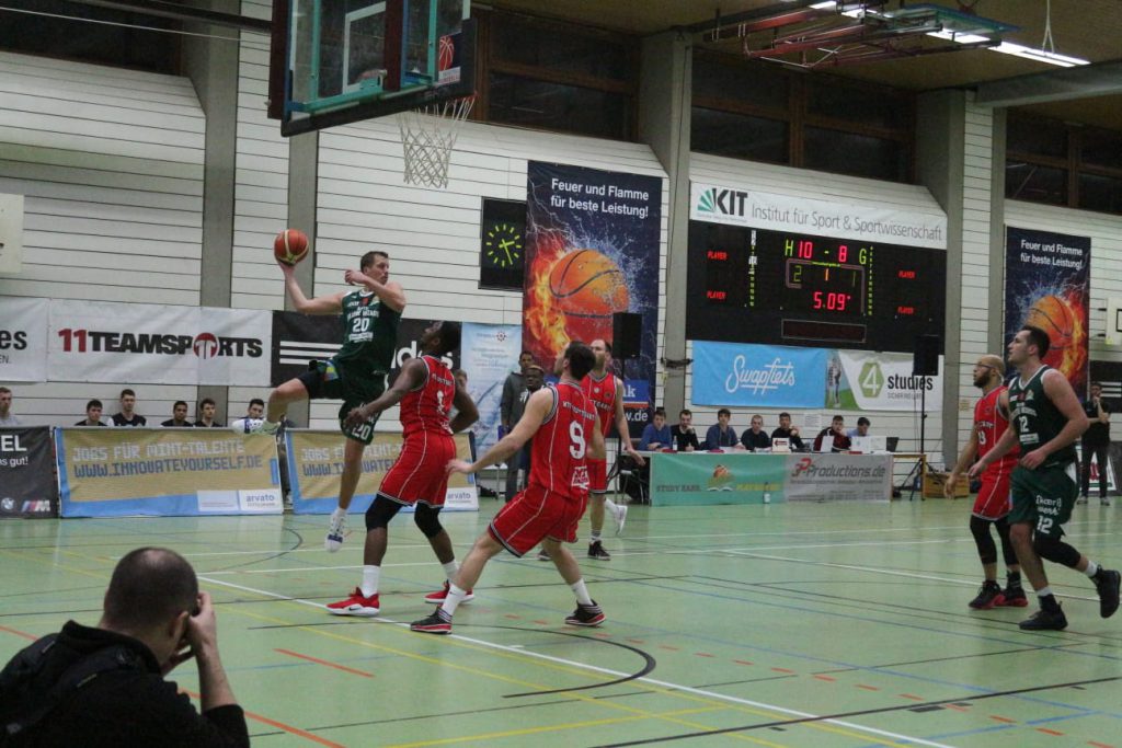 Gegnerische Basketballspieler auf dem Spielfeld in der Halle