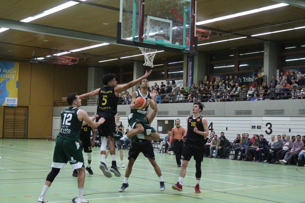 Basketballspieler im Spiel beim Korbwurf