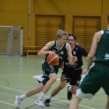 Basketballspieler dribbelt auf dem Spielfeld