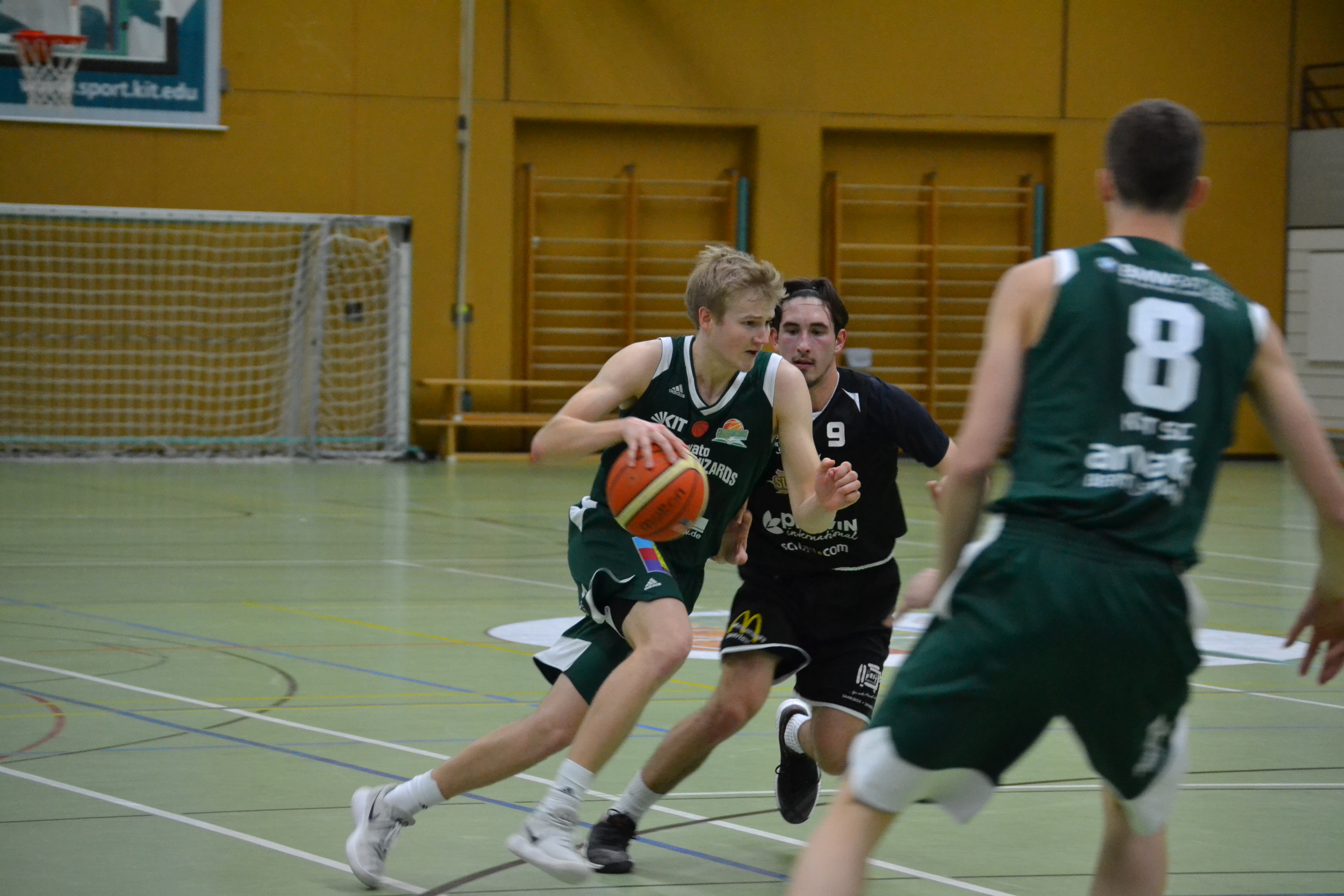 Basketballspieler dribbelt auf dem Spielfeld