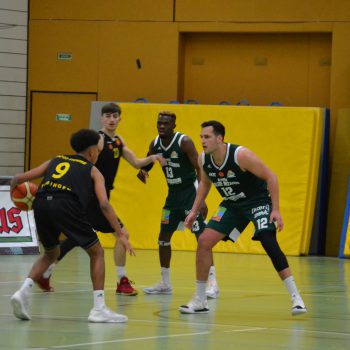 Gegnerische Basketballspieler auf dem Feld