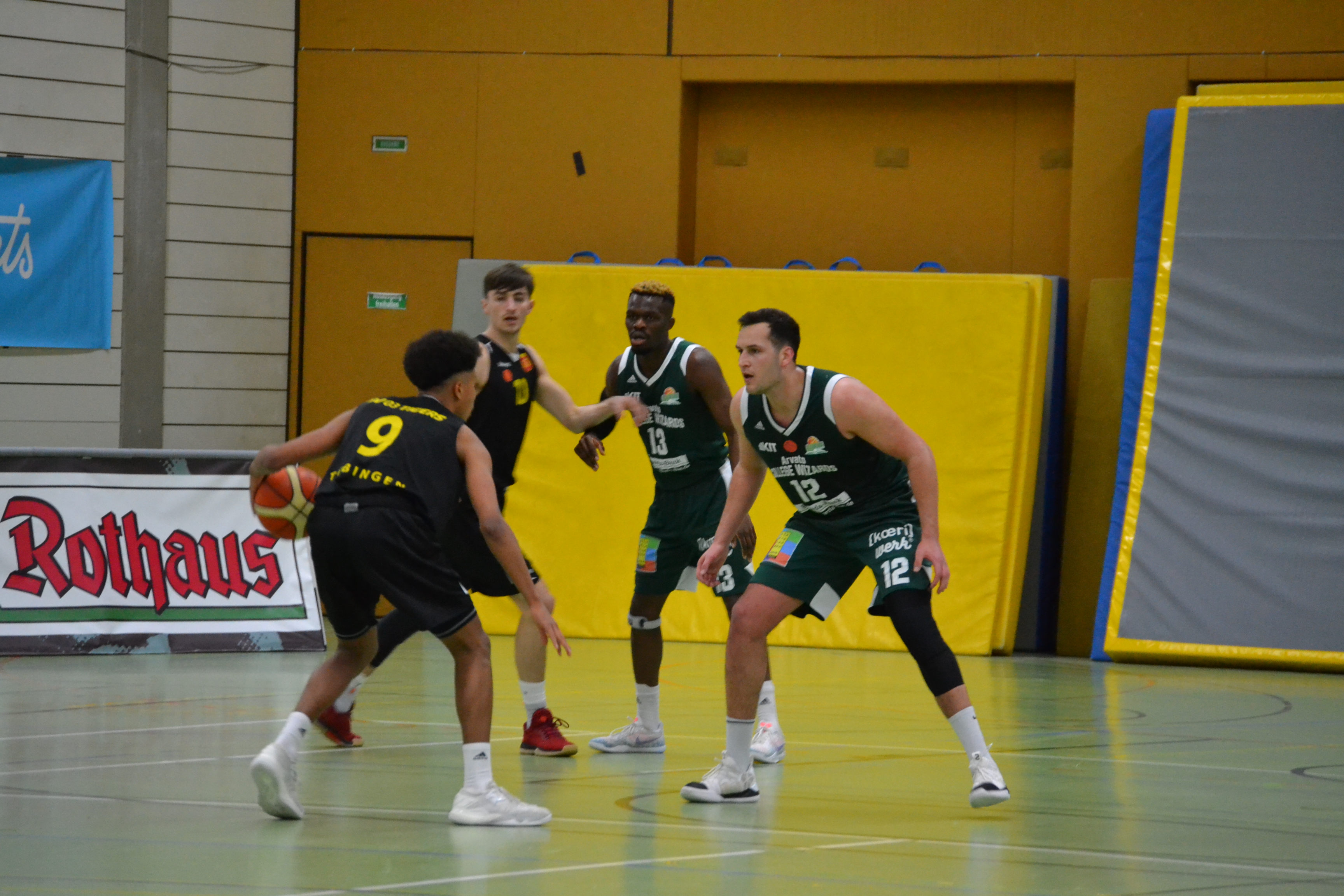 Gegnerische Basketballspieler auf dem Feld