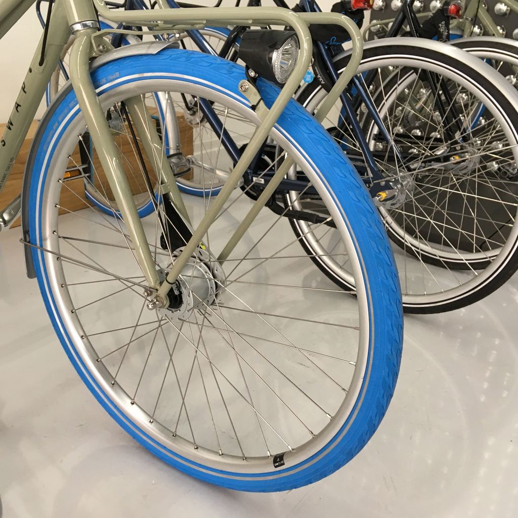 Blaues Vorderrad eines Fahrrads