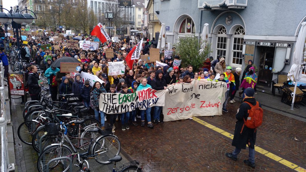 Gruppe von Demonstrnten für Klimaschutz in Karlsruher Fußgängerzone