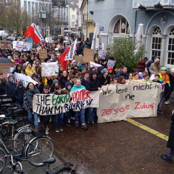 Gruppe von Demonstrnten für Klimaschutz in Karlsruher Fußgängerzone