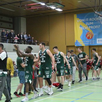 KIT-Basketballteam läuft aus der Halle und winkt ins Publikum