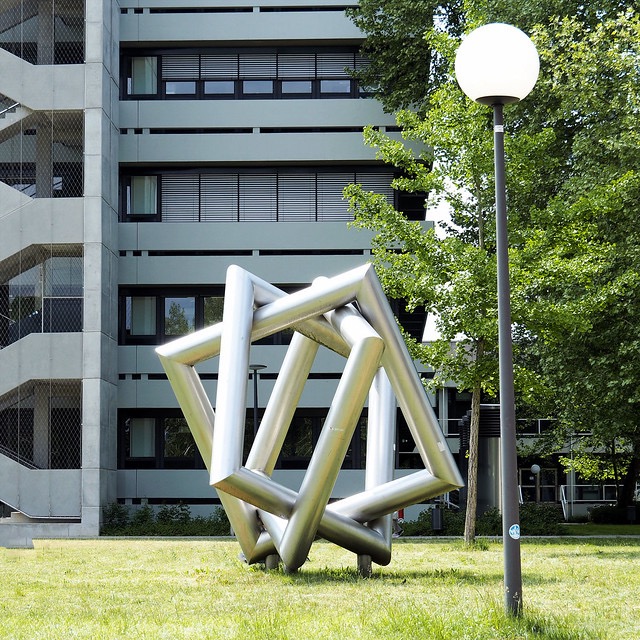 Skulptur vor KIT-Gebäude