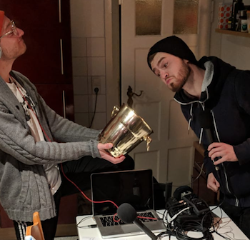 Moderatoren Yannick und Chris mit einem Lostopf in der Küche