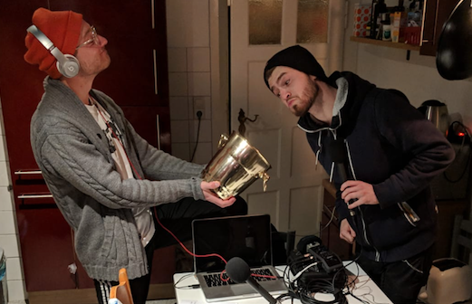 Moderatoren Yannick und Chris mit einem Lostopf in der Küche