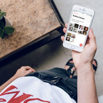 Blick eines Menschen auf den Handy-Bildschirm