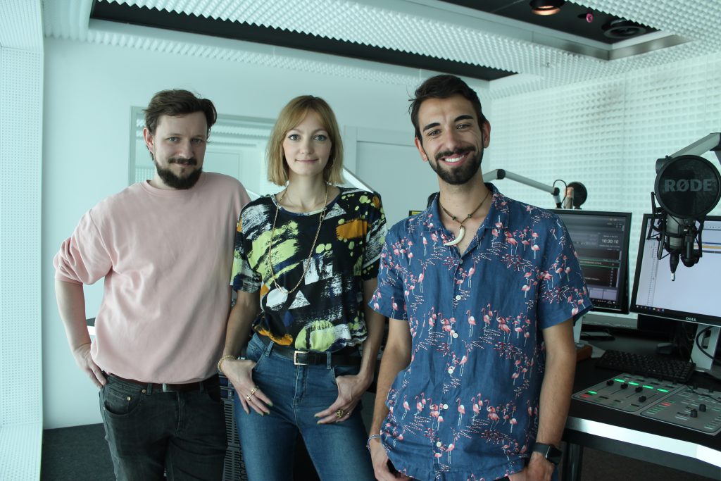 Moderator, Sängerin und Drummer im Radiostudio