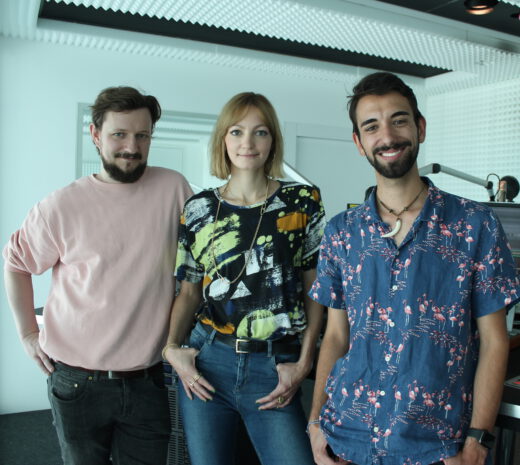 Moderator, Sängerin und Drummer im Radiostudio