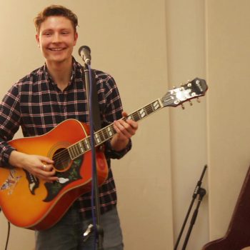 junger Mann mit Gitarre