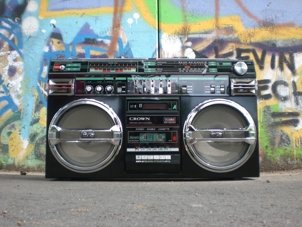 Ghettoblaster vor Wand mit Graffiti