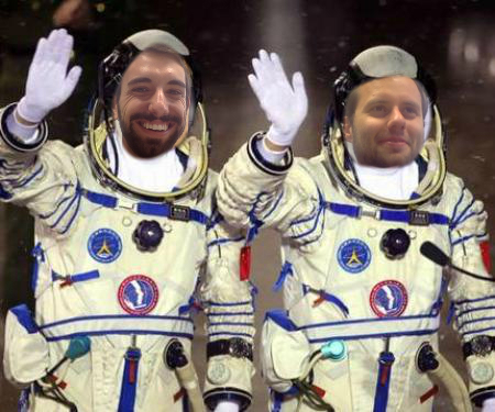 Zwei winkende Astronauten im Raumanzug mit Gesichtern der Moderatoren Johannes und Josh