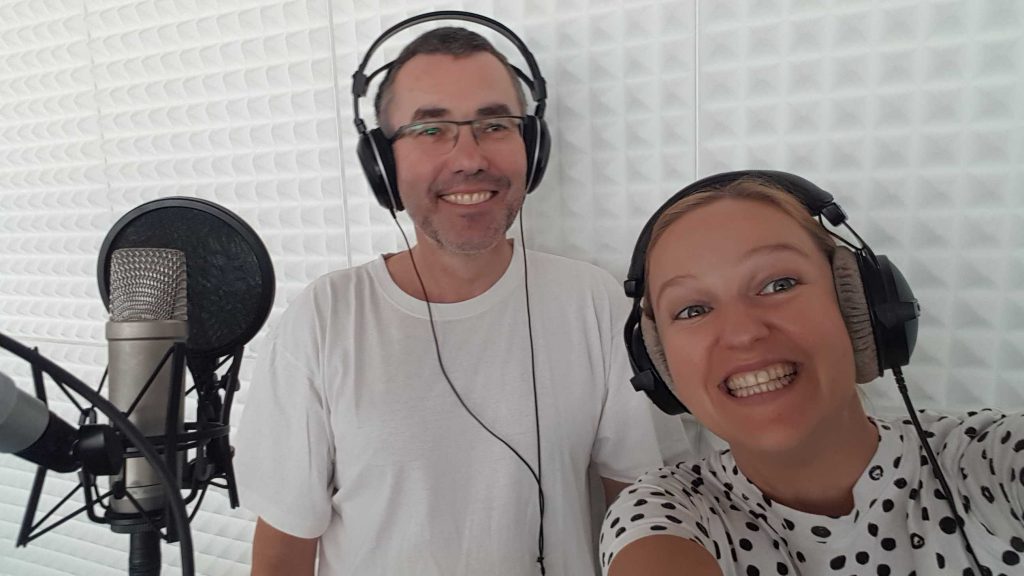 Anna und Ralf mit Kopfhörern im Radiostudio