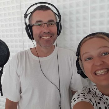 Anna und Ralf mit Kopfhörern im Radiostudio