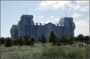 Reichstagsgebäude verhüllt mit weißen Planen