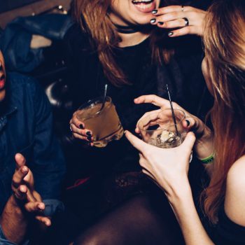 Gruppe von Menschen mit Cocktails in der Hand