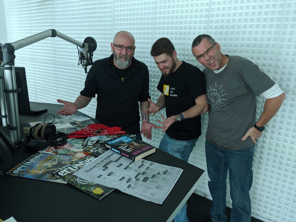 Moderatoren Matz, Ralf und Chris im Studio mit einem Stapel Schallplatten