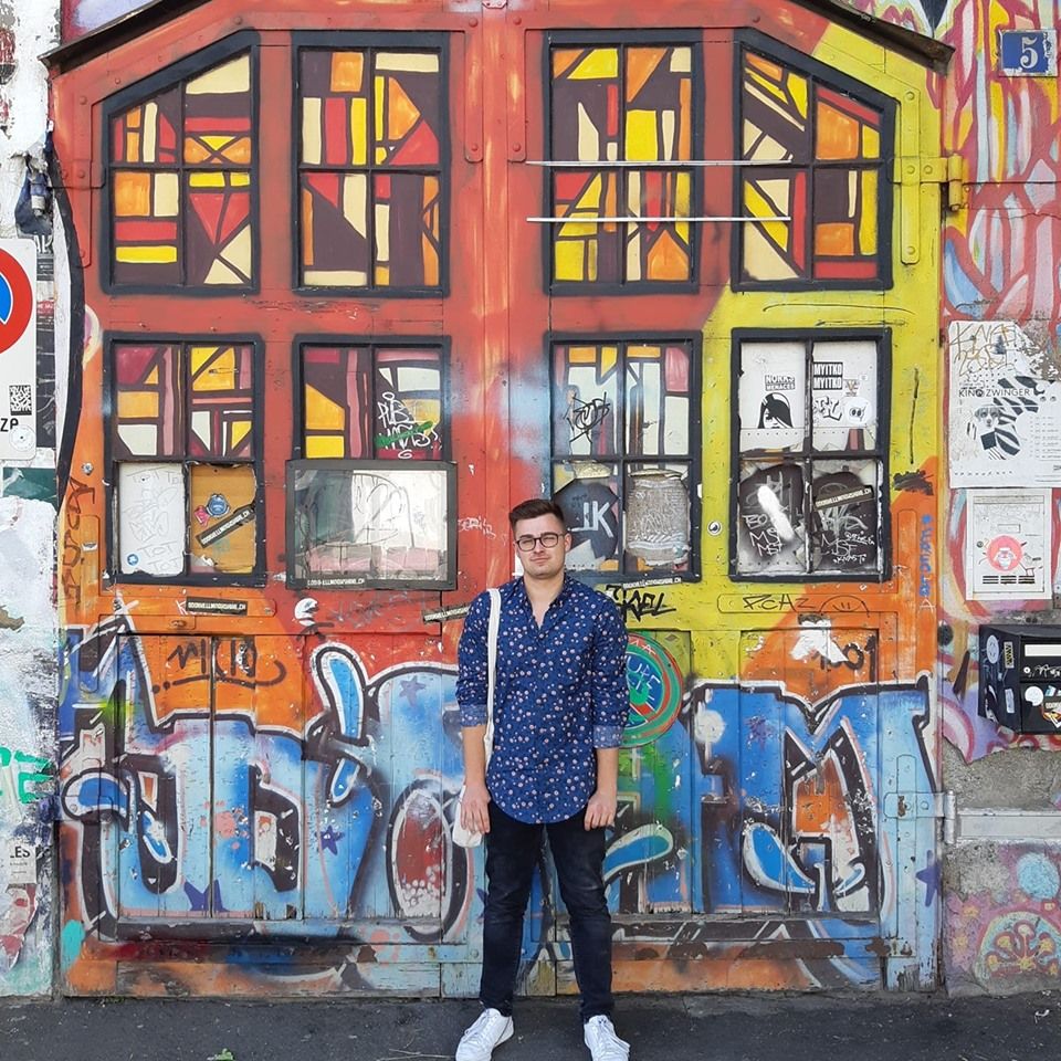 DJ Rauppy vor Tor mit Graffiti