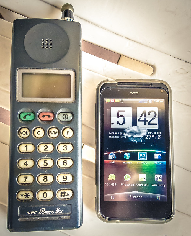 Schnurloses Telefon neben einem Smartphone
