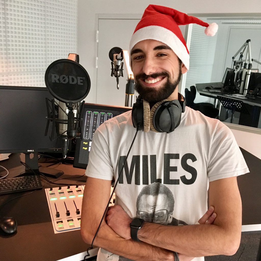 Moderator Josh mit Weihnachtsmütze