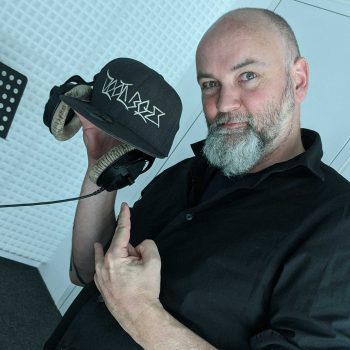 Redakteur Matz Kastning mit Kopfhörern im Radiostudio