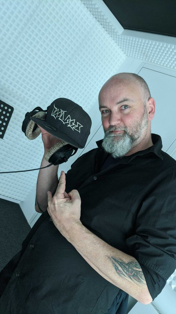 Redakteur Matz Kastning mit Kopfhörern im Radiostudio