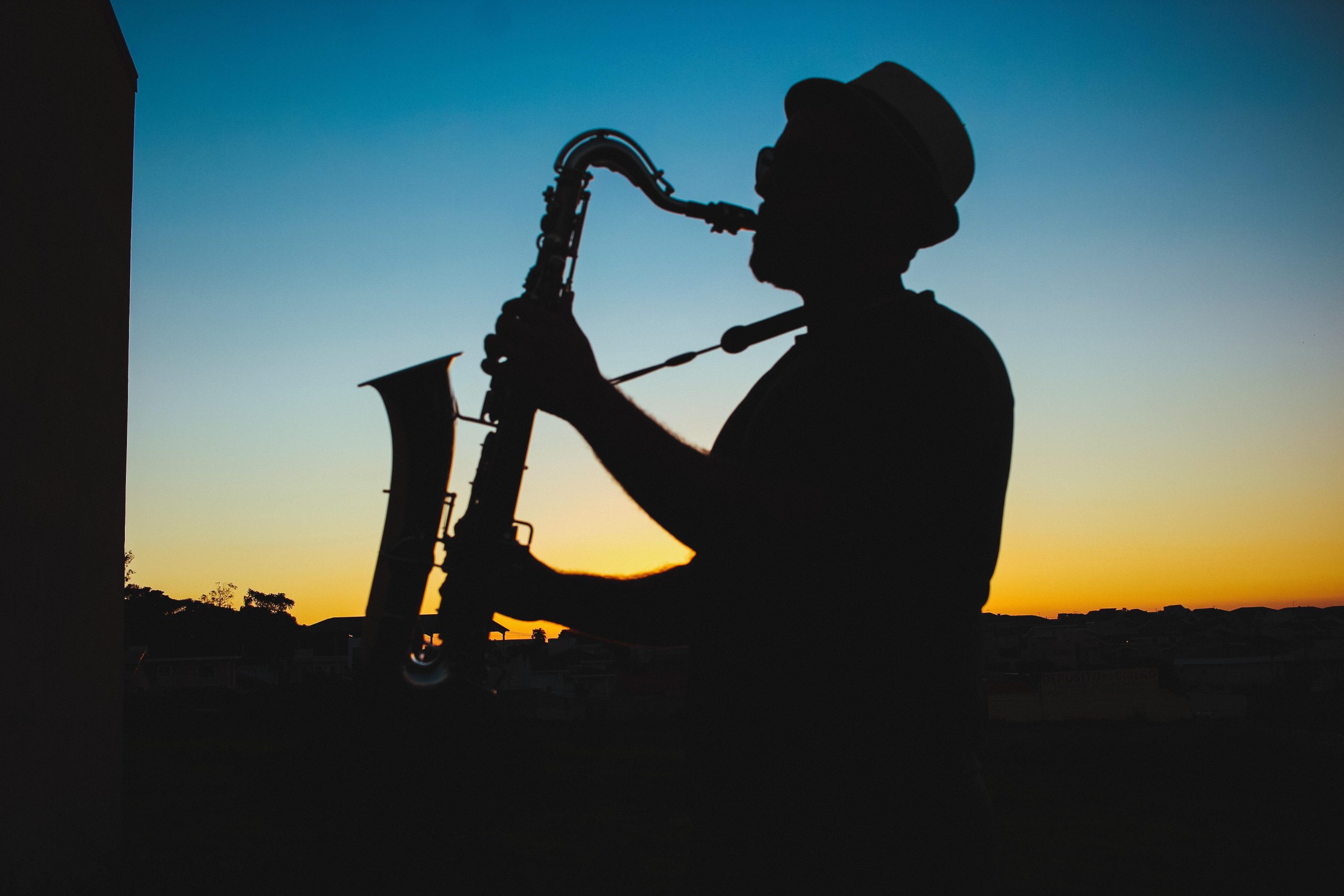 Saxophonspieler im Abendlicht