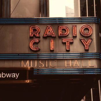 Schild "Radio City"