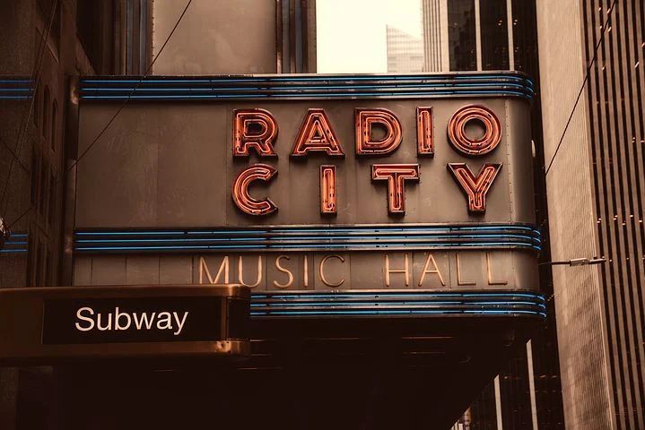 Schild "Radio City"